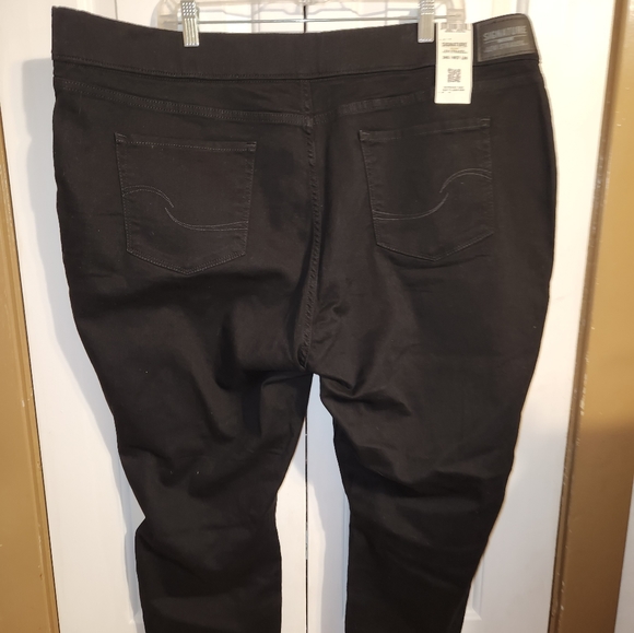 Levi Skinny Jeans size 24 women. - Picture 5 of 6